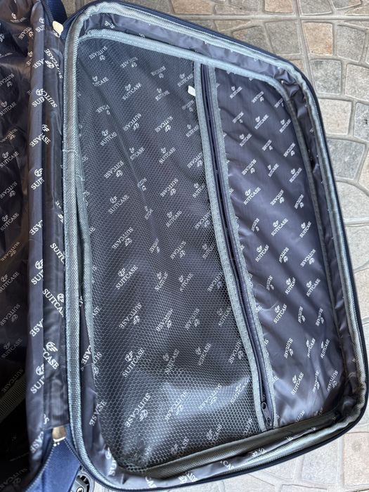 Walizka granatowa na kółkach Suitcase