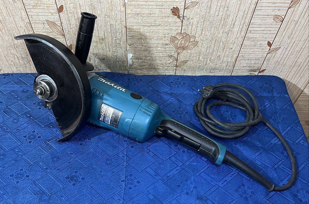 Makita GA9020 Болгарка 230мм 2200Вт