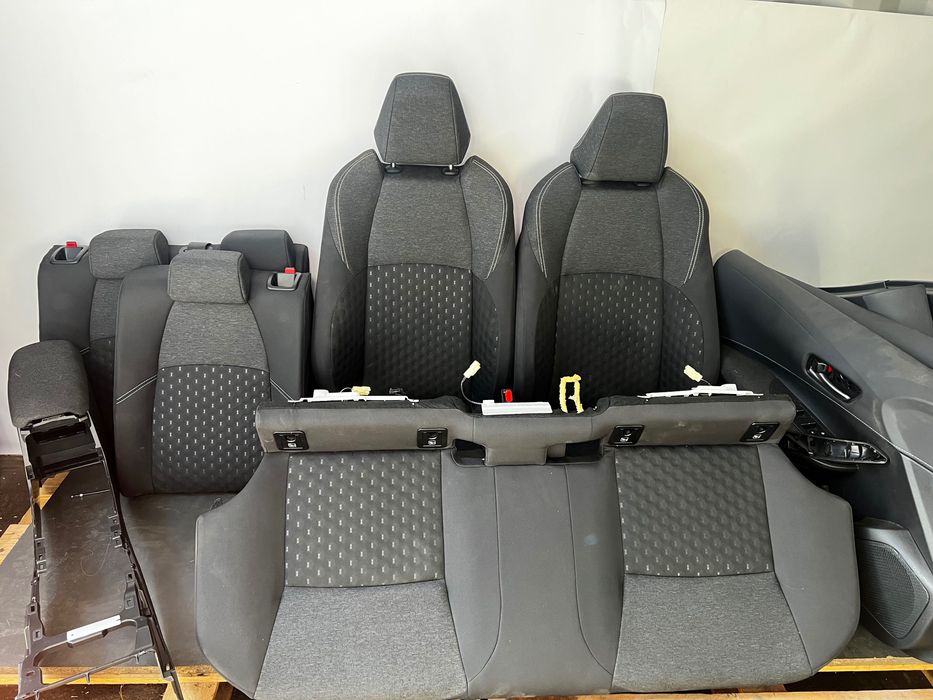Komplet foteli boczki podłokietnik Toyota Corolla E21 kombi hybryda LIFT