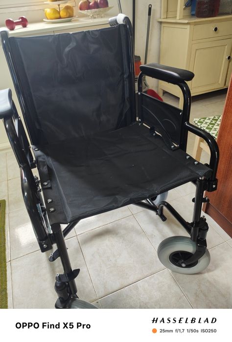 Cadeira de rodas sem uso