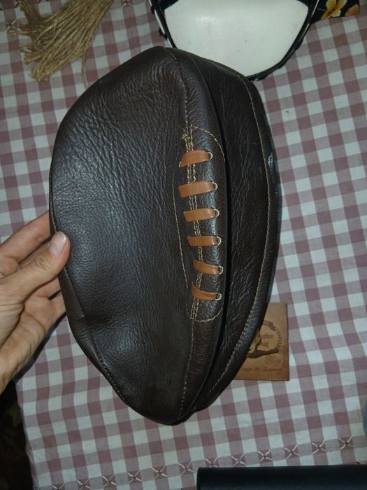 Кожана сумка у формі м'яча для регбі