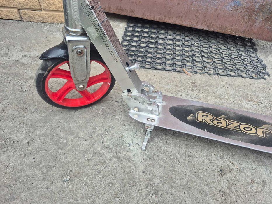 Продам самокат Razor
