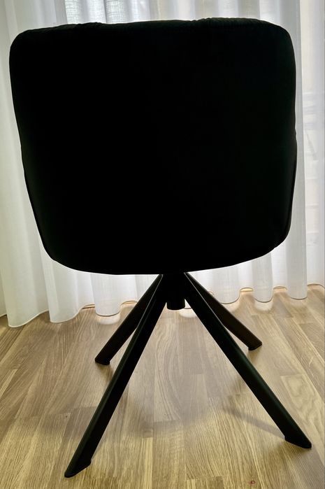 Cadeira rotativa em veludo