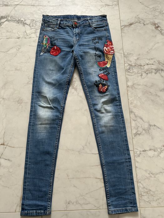 Desigual jeansy z naszywakami rozm. 26