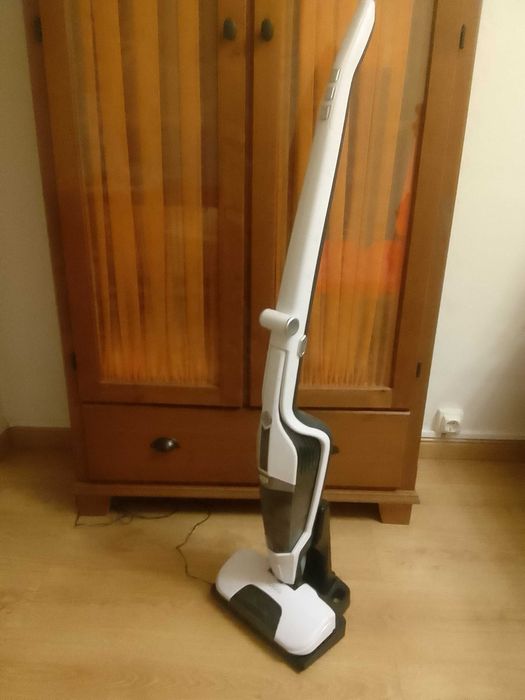 Aspirador branco, vertical e sem fio.