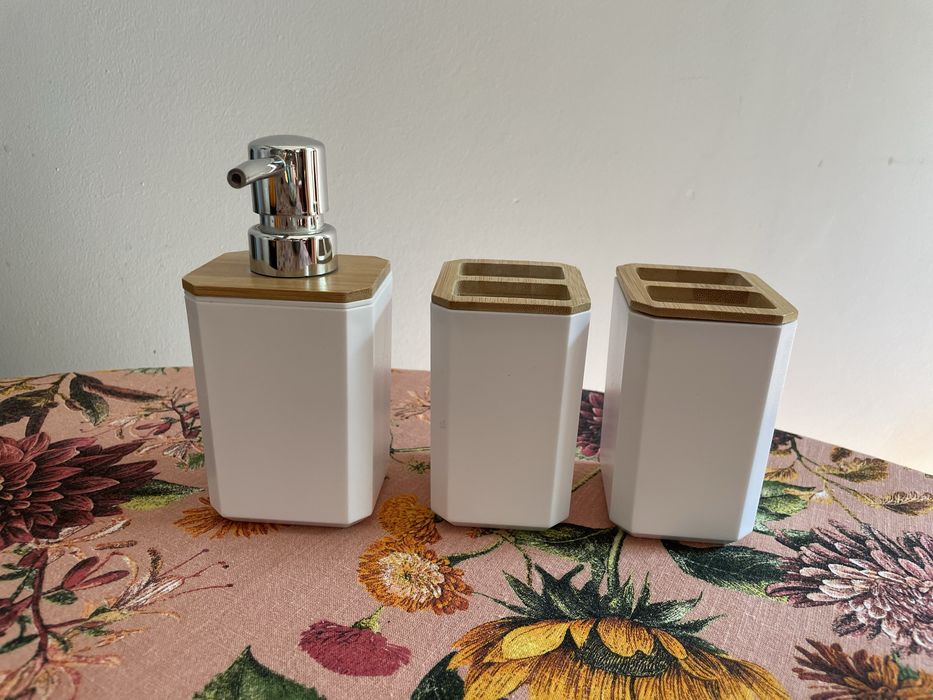 Zestaw łazienkowy dozownik na mydło i kubki Sinsay plastik +  bambus