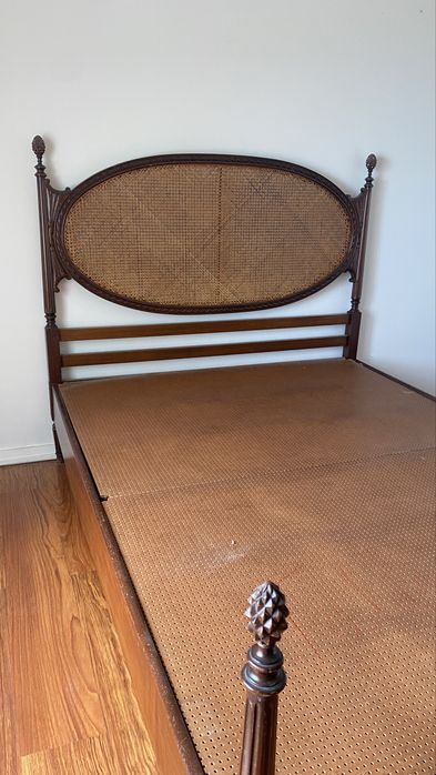 Cama com cabeceira em palhinha