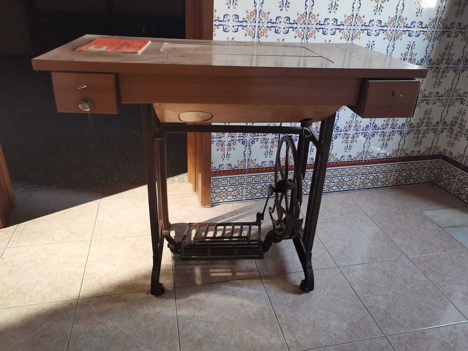Máquina de costura antiga a funcionar