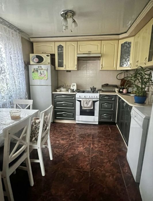 Цегляний будинок в місті  з 6 сотками землі