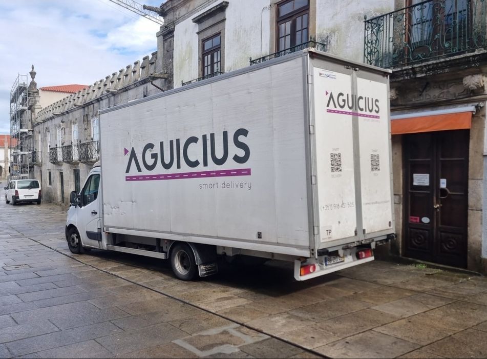 Camião ligeiro contentor