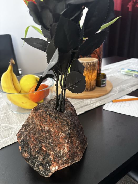 Dekoracyjna ozdoba kamienna z miejscem na kwiat cięty