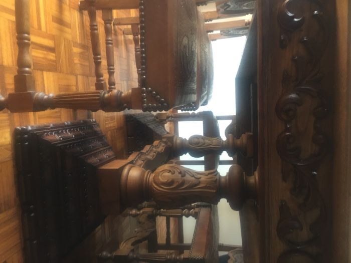 armário / móvel / mesa / cadeiras / antigo (sala jantar antiga)