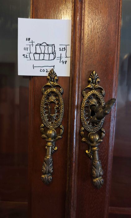 Conjunto Clássico de Sala de Jantar: Móvel + Mesa + 8 Cadeiras