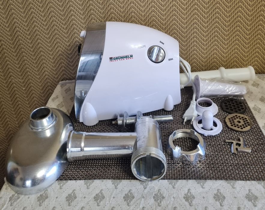 Електрична м'ясорубка Grunhelm AMG31B