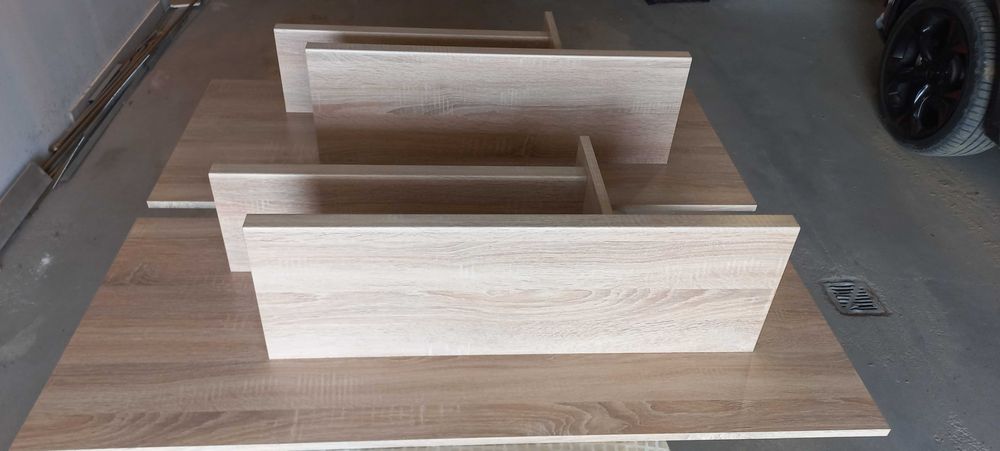 Panel wiszący z półkami.