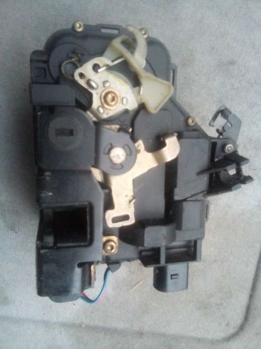 Fechaduras Golf 4 + tubo radiador +relé da bomba de combustível nova