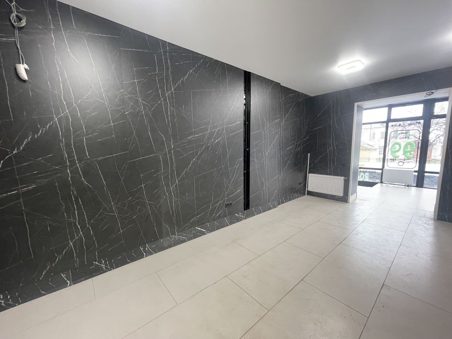 Під шоурум або магазин