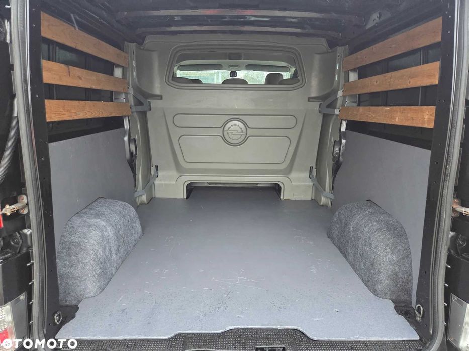 Samochód Opel Vivaro 2,5 147 KM Czarny LONG