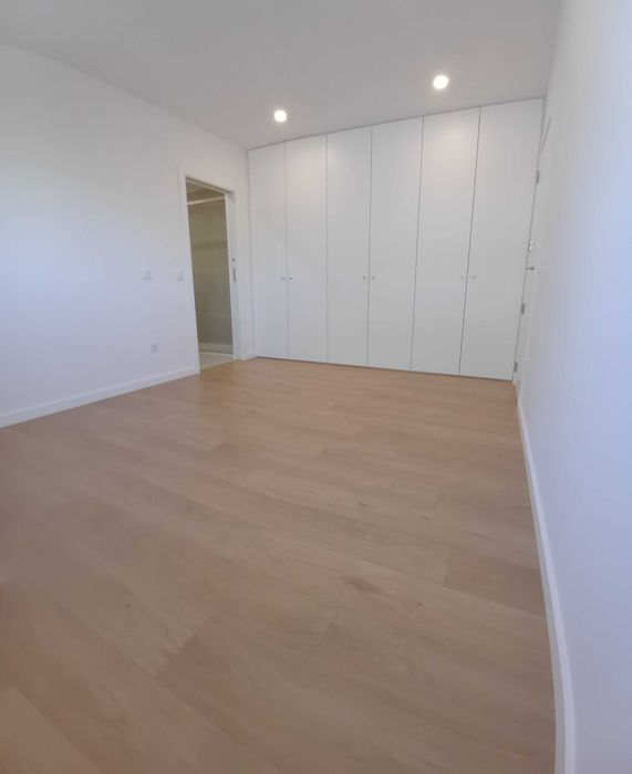 T2 NOVO EM CONDOMÍNIO PRIVADO | PISCINA + GINÁSIO | VARANDA 17 m² | GARAGEM BOX | Junto à estação CP e centro da cidade Pombal