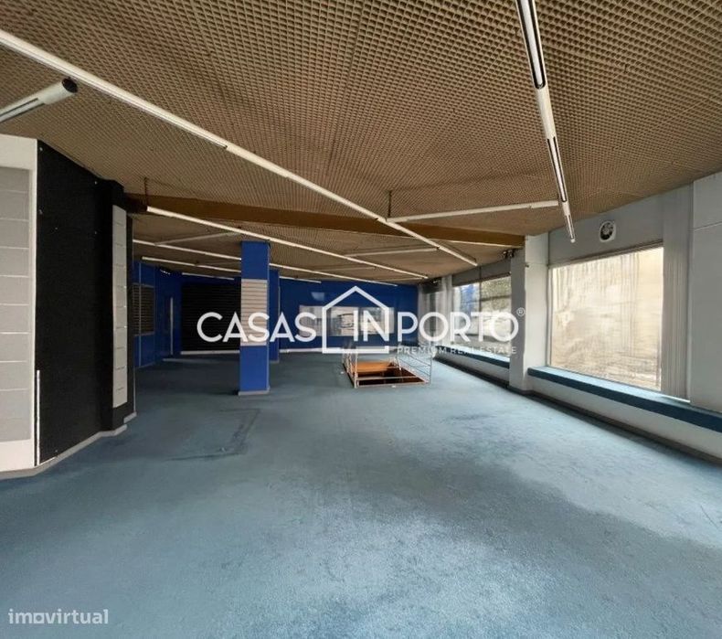 Loja junto ao  Metro Marquês