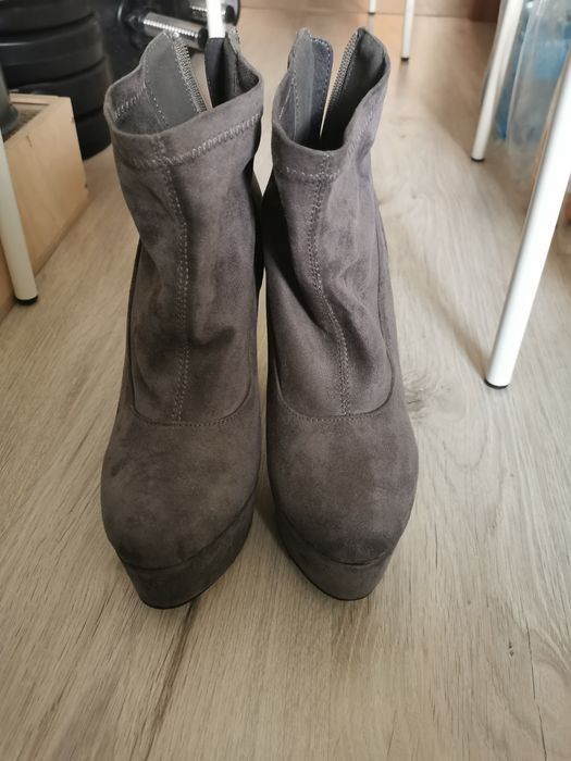 Szare buty na wysokim obcasie, koturny, zamsz, jesienne