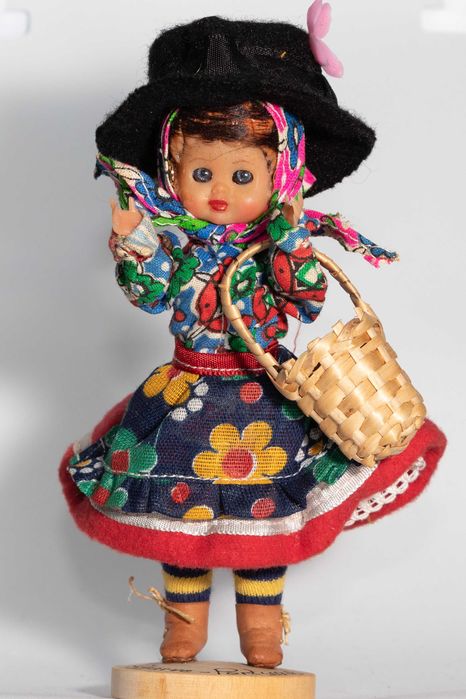 Vários bonecos com trajes regionais (nacionais e internacionais)
