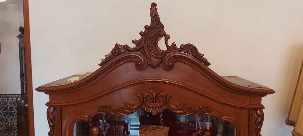 Vitrine antiga em madeira com capitoné