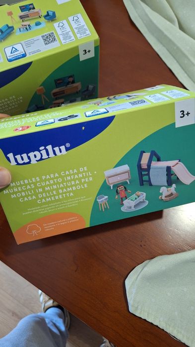 Cinco conjuntos de moveis para casa de bonecas