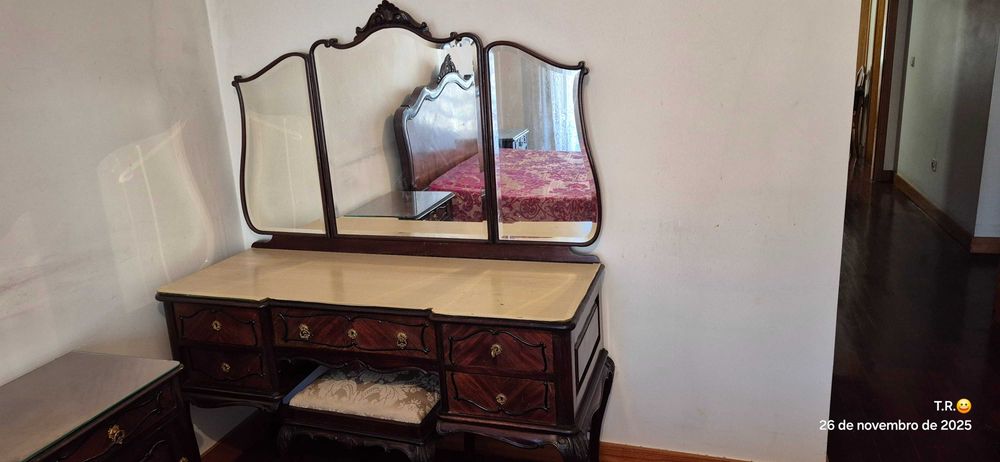 Picheché ou Psiché de estilo Queen Anne com banquinho