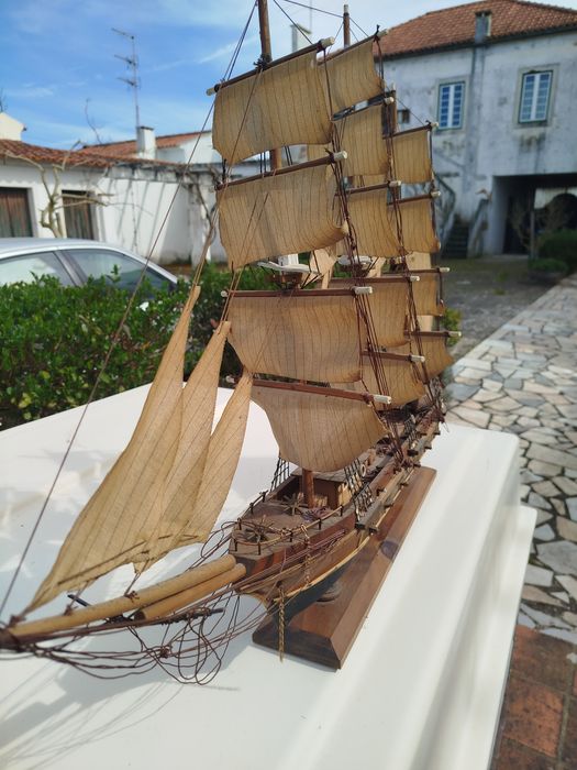 Grande modelo de navio à vela em madeira