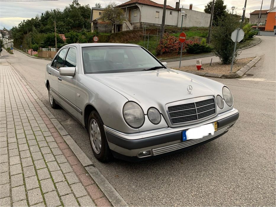 Mercedes E220 em bom estado