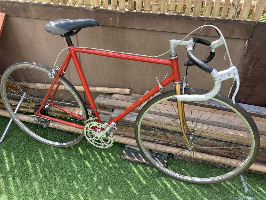 Bicicleta antiga de estrata