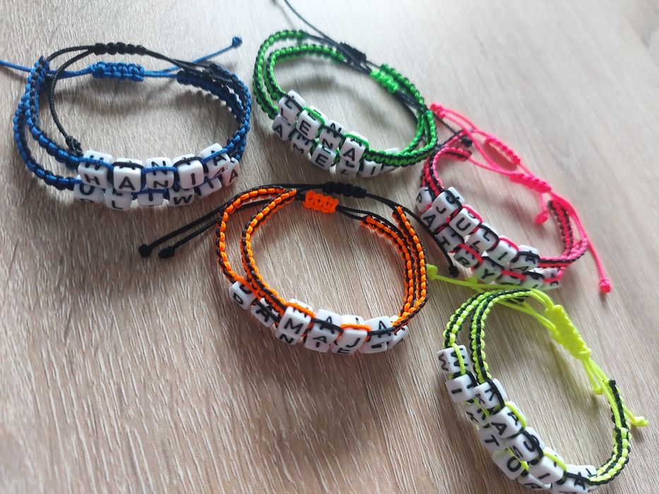 Bransoletki z imieniem, breloki