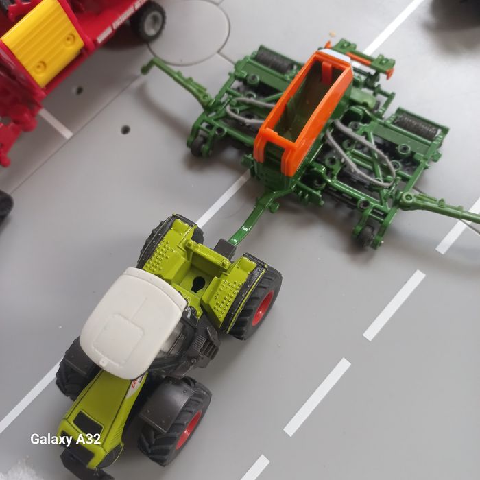 Siku traktory z maszyna Cena dot  kultywatora