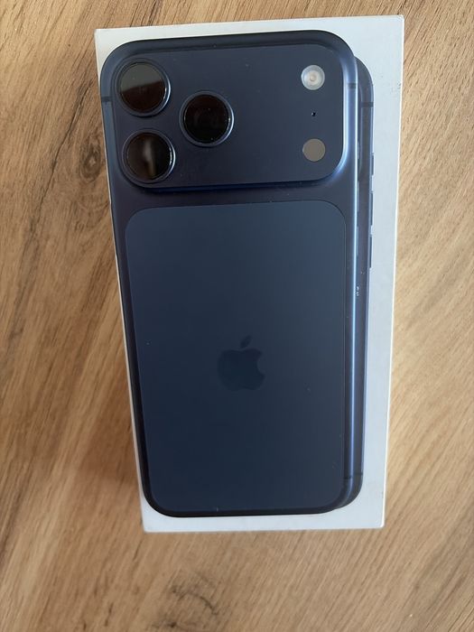 Sprzedam uzywanego Iphone 17 Pro Max Niebieski