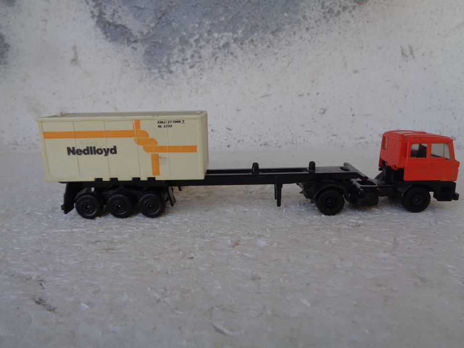1:87 EFSI Camião DAF com contentor