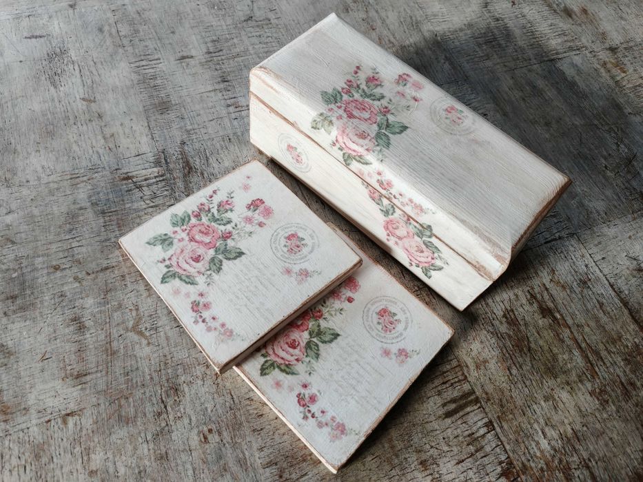 Pudełko i podstawki drewniane zdobione techniką decoupage.