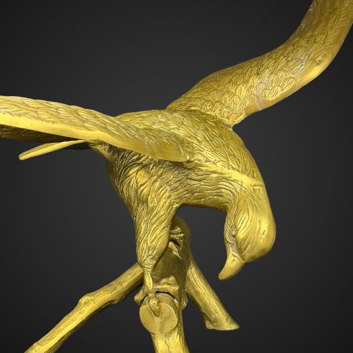 Figuralna rzeźba z mosiądzu ptak na gałęzi orzeł sokół B51/100201