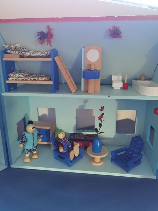 Casa de madeira com acessórios de madeira