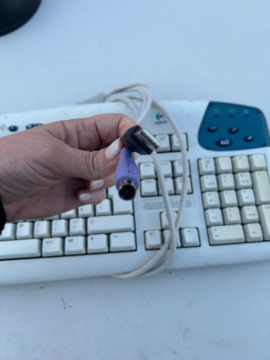 Teclado Logitech PS/2 e USB Com marcas de uso e de estar guardado428223362279690241