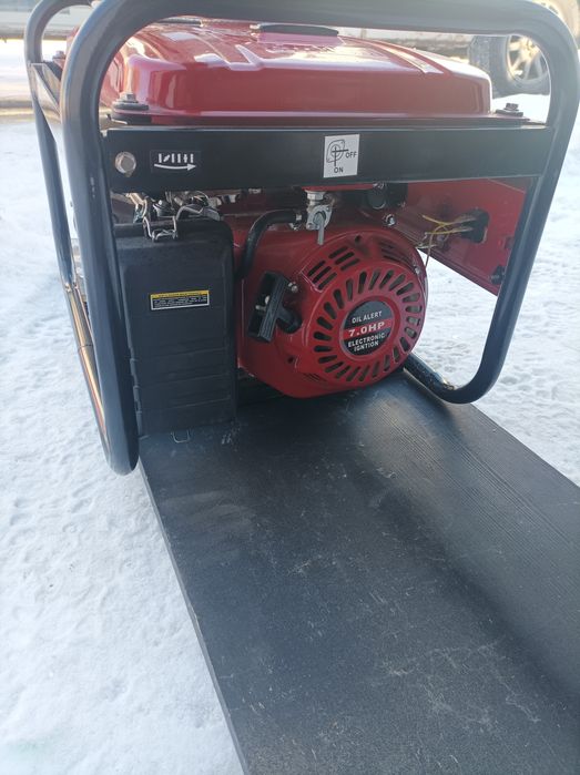 Бензиновий генератор