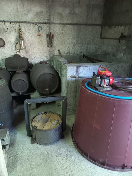 Pipos para Vinho, Dorna, Bomba de Trasfega e Prensa de Uvas