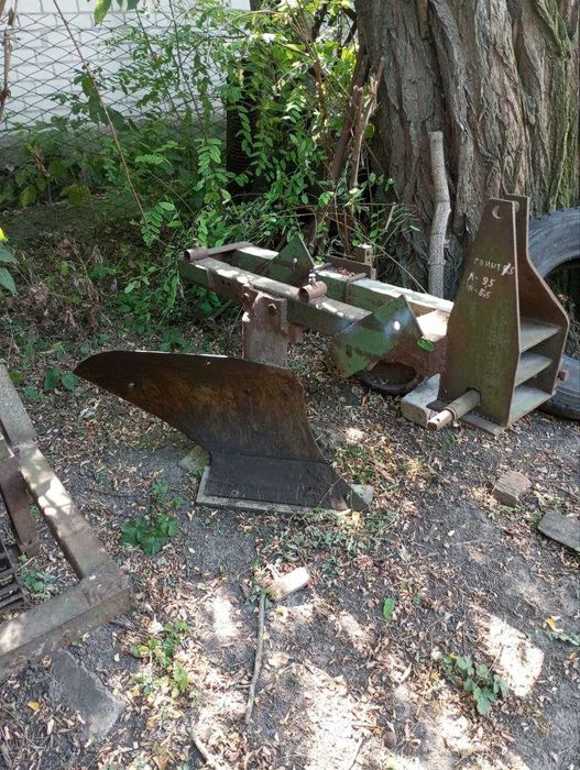 Трактор Т-25 з причіпом та плугом.