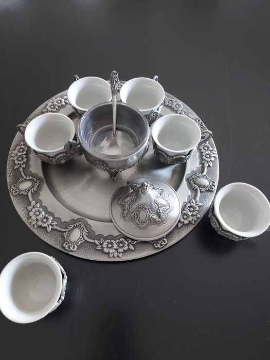 Conjunto Café em Porcelana e Metal c/ Prato + Açucareiro + 6 Chávenas