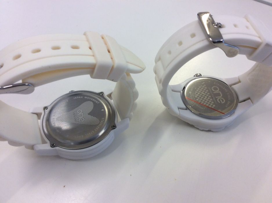 Dois relogios de menina One