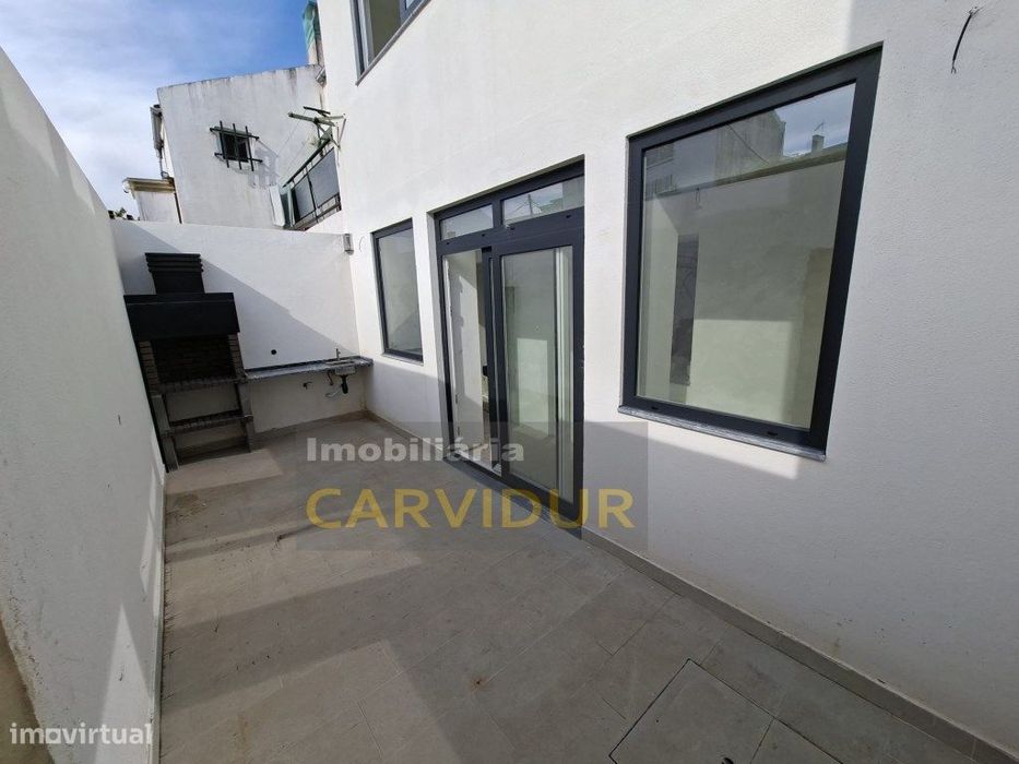 Apartamento T1 totalmente remodelado com quintal