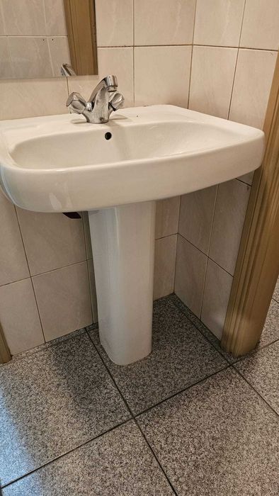 Lavatório e espelho!