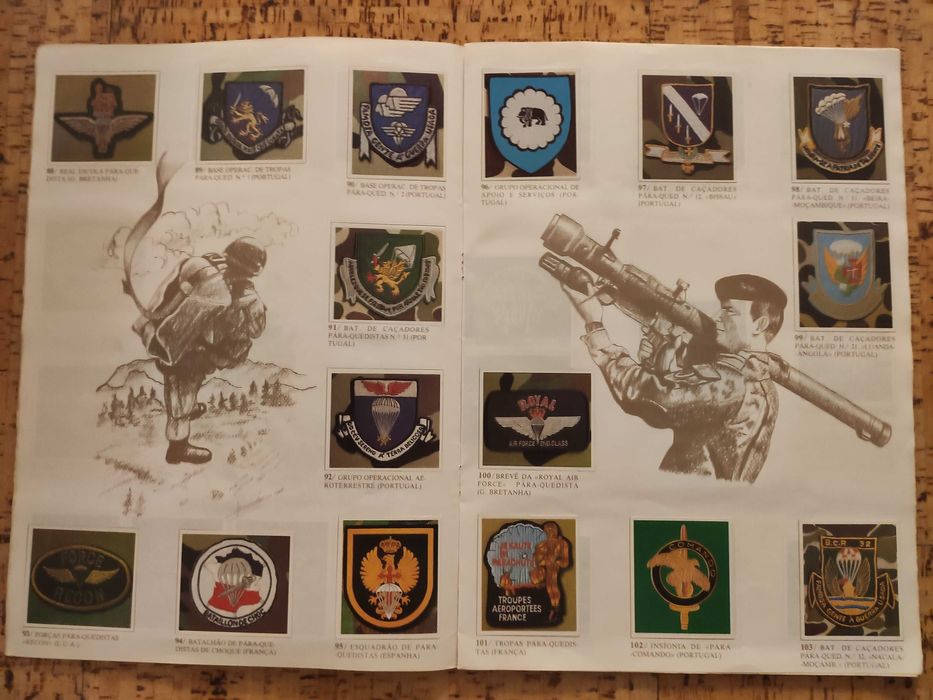 Caderneta completa com 235 patches militares