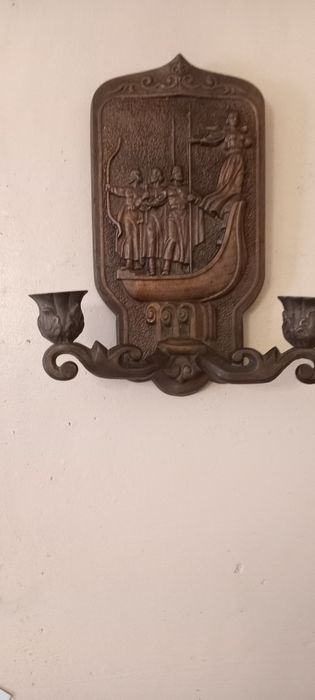 Настенный подсвечник изображают основателей Киева.