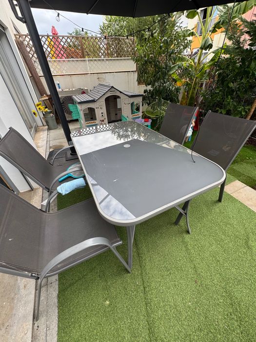 Mesa de exterior com 4 cadeiras